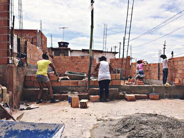 Crónica / Kuña guapa: doñas podrán construir su propia casa