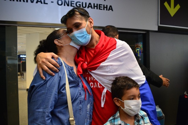 Diario HOY | Retornan los primeros dos paraguayos repatriados desde Rusia