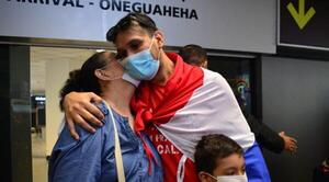 Ya están con su familia los primeros dos paraguayos repatriados desde Rusia – Prensa 5