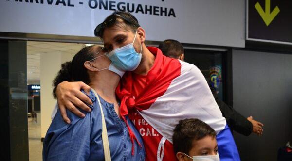 Ya están con su familia los primeros dos paraguayos repatriados desde Rusia – Prensa 5
