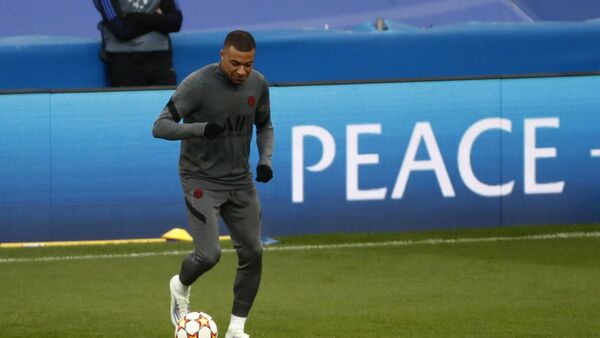 Mbappé se entrena y no se pierde detalle del nuevo Santiago Bernabéu