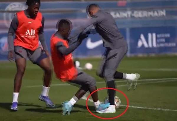 Mbappé sufre planchazo en plena práctica y compañero recibe amenazas - La Prensa Futbolera