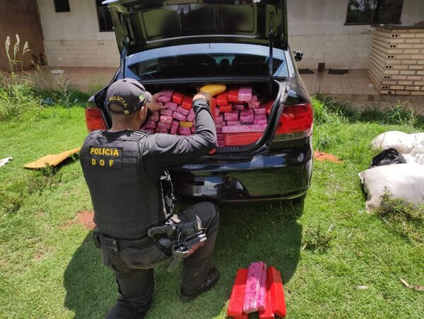 Incautan más de 300 kilos de marihuana en un vehículo en Coronel Sapucaia - Radio Imperio