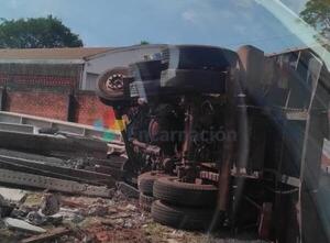 Camión tumba volcó al costado de la Ruta PY06 en Encarnación