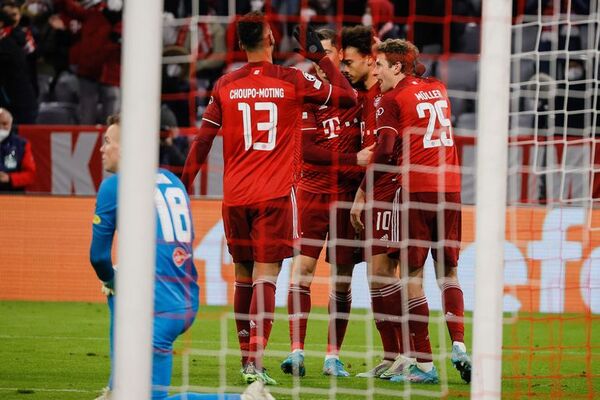 Lewandowski y el Bayern Múnich golean al Salzburgo y pasan a cuartos en Champions - Fútbol - ABC Color