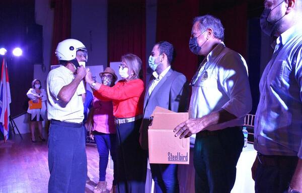 Sin costo, ofrecen cascos certificados a 100 motociclistas de Lambaré