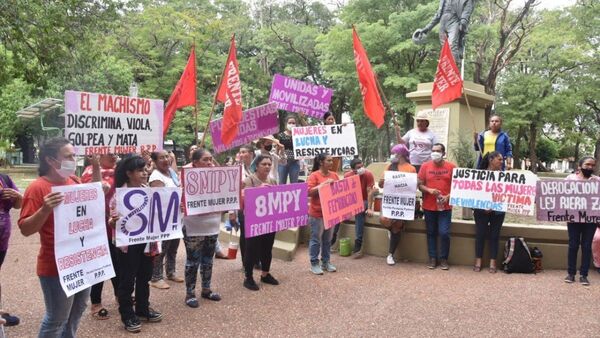 Multitudinaria marcha en Asunción para conmemorar el Día de la Mujer