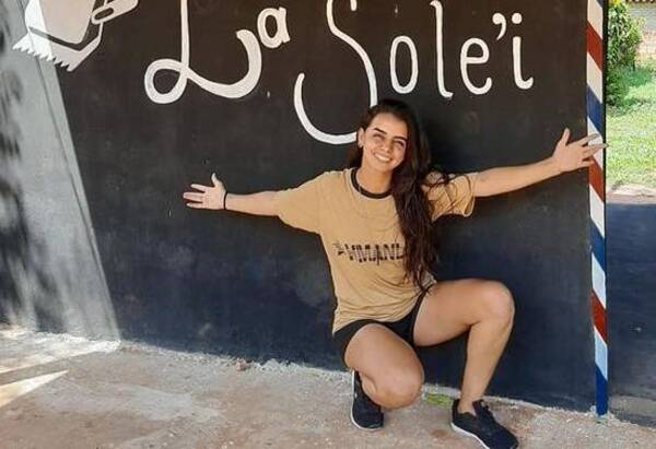 Crónica / Cantante se volvió peluquera y contó a quienes hará cortes gratis
