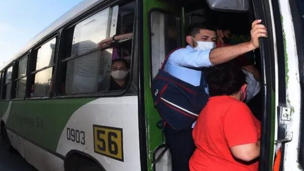 Por falta de micros, ofrecen viaje gratis en sus autos a trabajadores