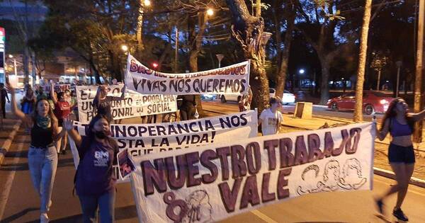 La Nación / En CDE se movilizaron en contra la inoperancia estatal por los derechos de las mujeres