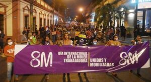 Mujeres repudian la narcopolítica, la precarización laboral y los desalojos  - Nacionales - ABC Color