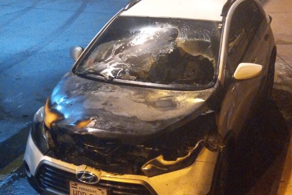 Vehículo se incendia en estacionamiento del IPS