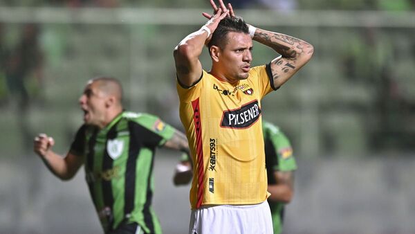 Barcelona falla penal sobre el final y deja vivo al América Mineiro