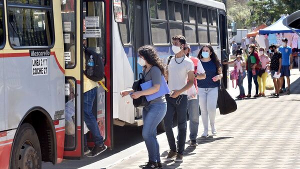 Pasajeros sufren largas esperas y deben viajar en buses repletos