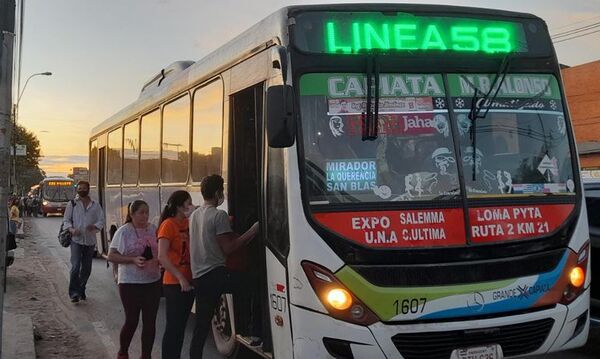 Lamentan reguladas, pero prefieren sufrir esperando buses antes que cargar combustible - Nacionales - ABC Color