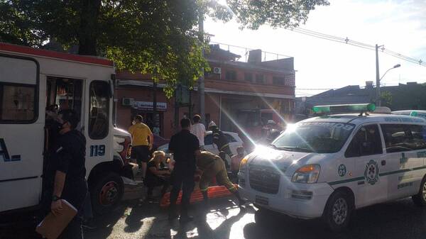 Crónica / Pasajeros se salvaron de milagro: colectivo chocó por un árbol