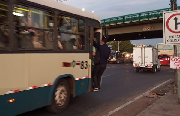 Reguladas: Miles de usuarios esperan buses por horas y viajan 'colgados'