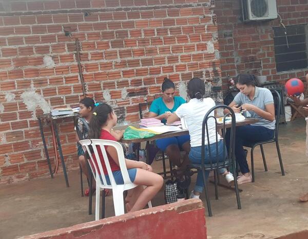 Vecinos solidarios donan uniformes y forran cuadernos para niños del B° San Pedro