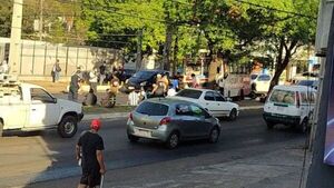 Colectivo chocó contra árbol por culpa de un bache