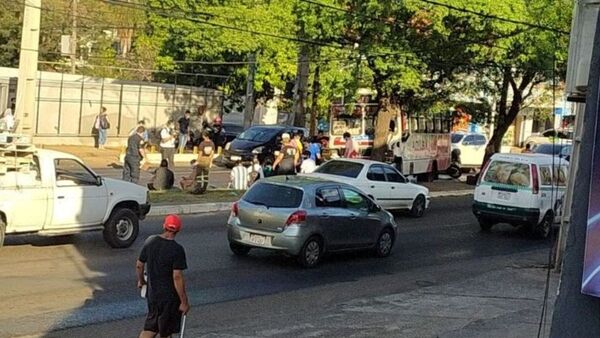 Colectivo chocó contra árbol por culpa de un bache