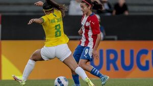 Paraguay cae por goleada pero sigue con vida