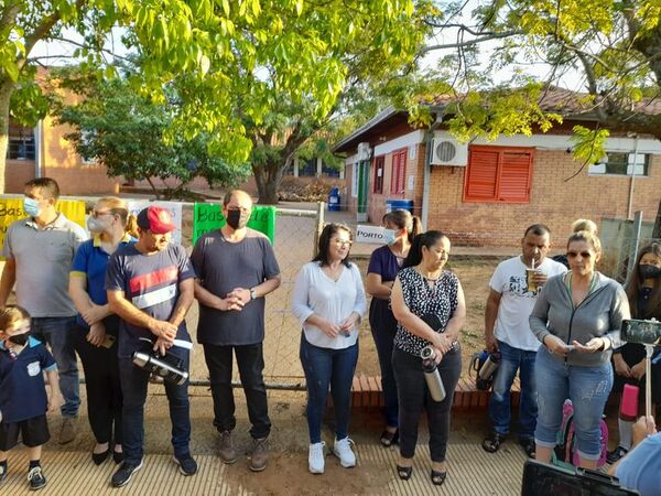 Padres, alumnos y docentes no permiten ingreso a escuela de Ayolas hasta que MEC autorice rubros para maestros - Nacionales - ABC Color