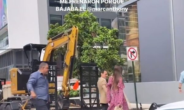 (VIDEO)Marc Anthony y Nadia Ferreira pasean por Miami y detienen tránsito