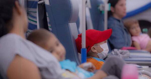 La Nación / Niño de 5 años que huyó de Ucrania espera curar su leucemia en Irlanda