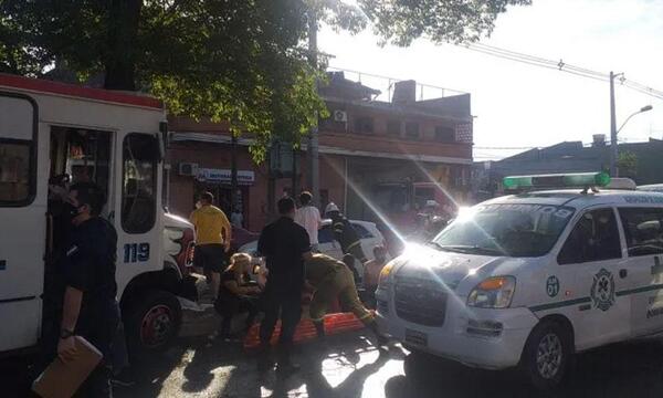 Choque de bus chatarra deja 13 heridos en Asunción – Prensa 5