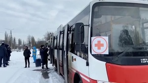 Evacúan a civiles ucranianos en seis corredores humanitarios para escapar del bombardeos ruso