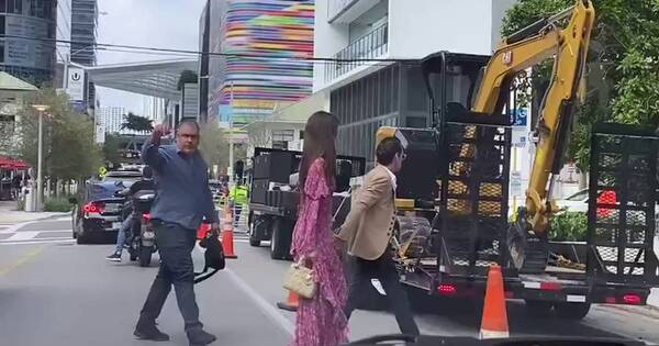 La Nación / Marc Anthony y Nadia Ferreira frenan el tránsito en Miami