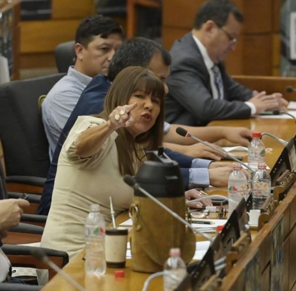Van por la cabeza de Celeste Amarilla
