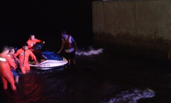 Prefectura argentina rescató a dos pescadores en el Paraná