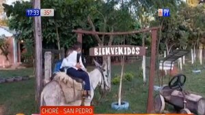 Ante falta de transporte, 2 hermanitos van a la escuela sobre un burrito | Noticias Paraguay