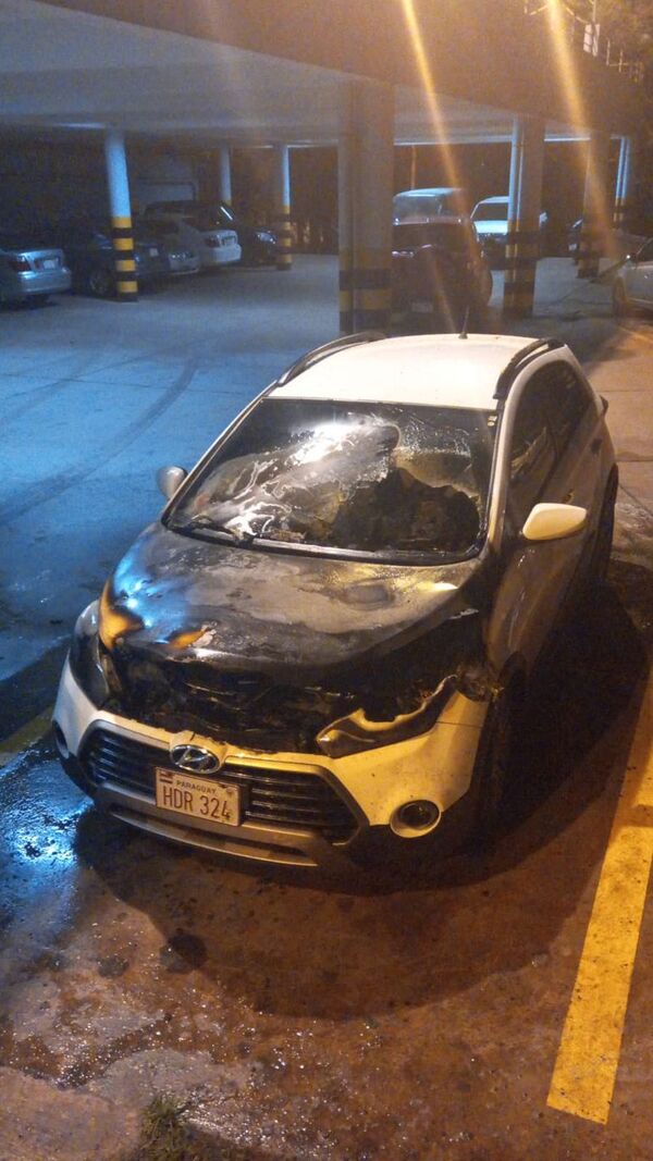 Vehículo se incendia en estacionamiento del IPS en Ciudad del Este - ABC en el Este - ABC Color