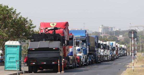 La Nación / Gremios protestarán por la insostenible suba de precio del combustible