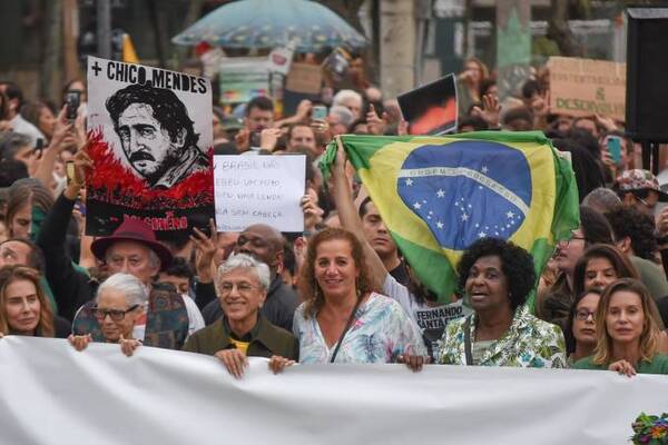 Diario HOY | Caetano Veloso lidera en Brasilia acto contra "destrucción" ambiental del bolsonarismo