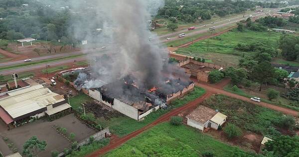 La Nación / Segundia día de fuego en recicladora de cubiertas de Minga Guazú