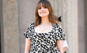Aimee Lou Wood (‘Sex Education’) abandona su pelo rubio y se pasa al castaño