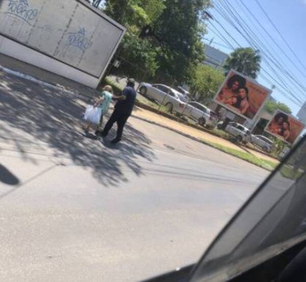 Crónica / Digno de aplaudir: Paró el motor del bus y ayudo a una abuelita a cruzar la calle