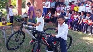 Hermanos que iban a la escuela sobre burro ya tienen bicicletas | Noticias Paraguay