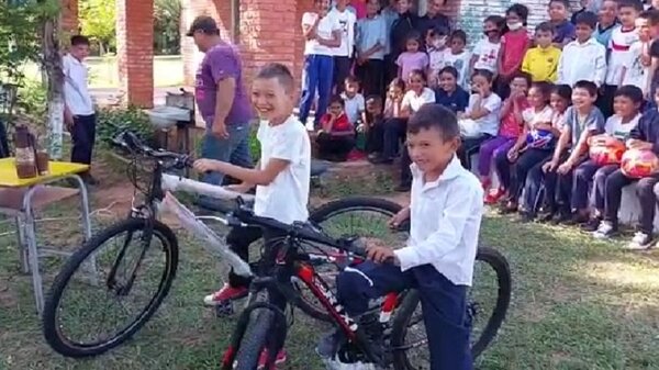 Hermanos que iban a la escuela sobre burro ya tienen bicicletas | Noticias Paraguay