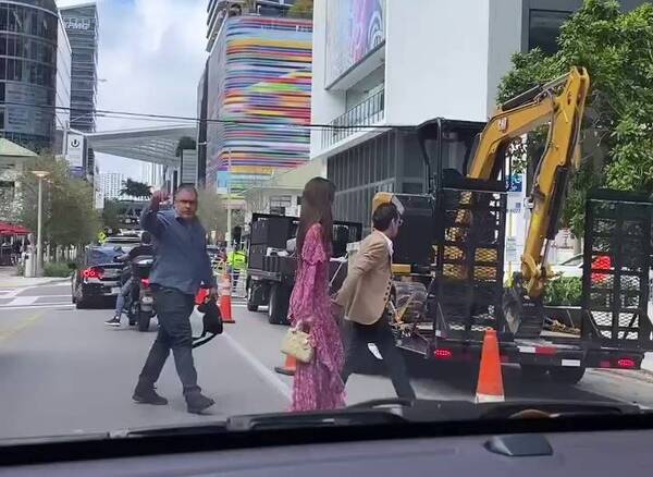 Marc Anthony y Nadia Ferreira frenan el tránsito en Miami