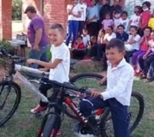 Hermanos que iban a la escuela sobre burro ya tienen bicicletas - Paraguay.com