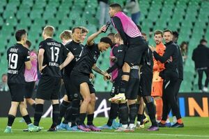 El Eintracht se va con ventaja ante un Betis sale vivo para la vuelta - Fútbol Internacional - ABC Color