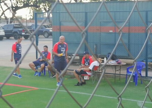 Junior Alonso estuvo por Barrio Obrero observando la práctica de Cerro