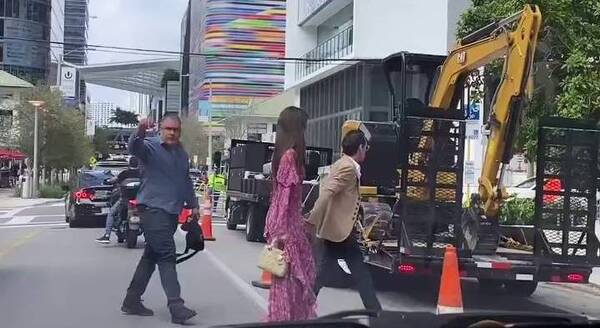 Diario HOY | Marc Anthony frena tránsito para cruzar avenida junto a Nadia Ferreira, en Miami