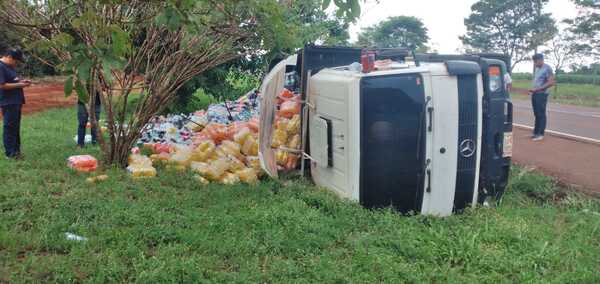 CONDUCTOR PERDIÓ EL CONTROL Y VOLCÓ - Itapúa Noticias