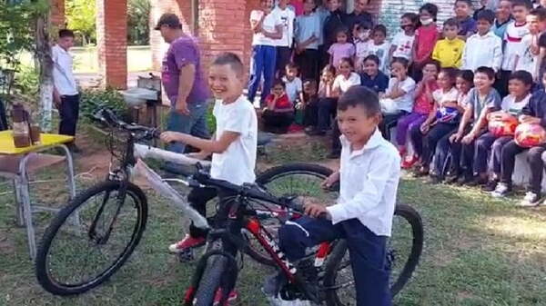 Hermanos que iban a la escuela sobre burro ya tienen bicicletas - Noticiero Paraguay