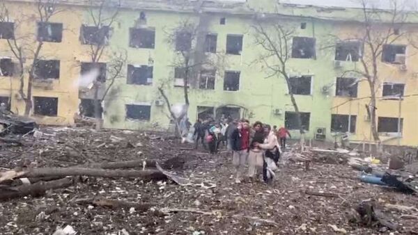 Rusia y Ucrania: Kiev acusa a las fuerzas rusas de bombardear una maternidad y hospital infantil